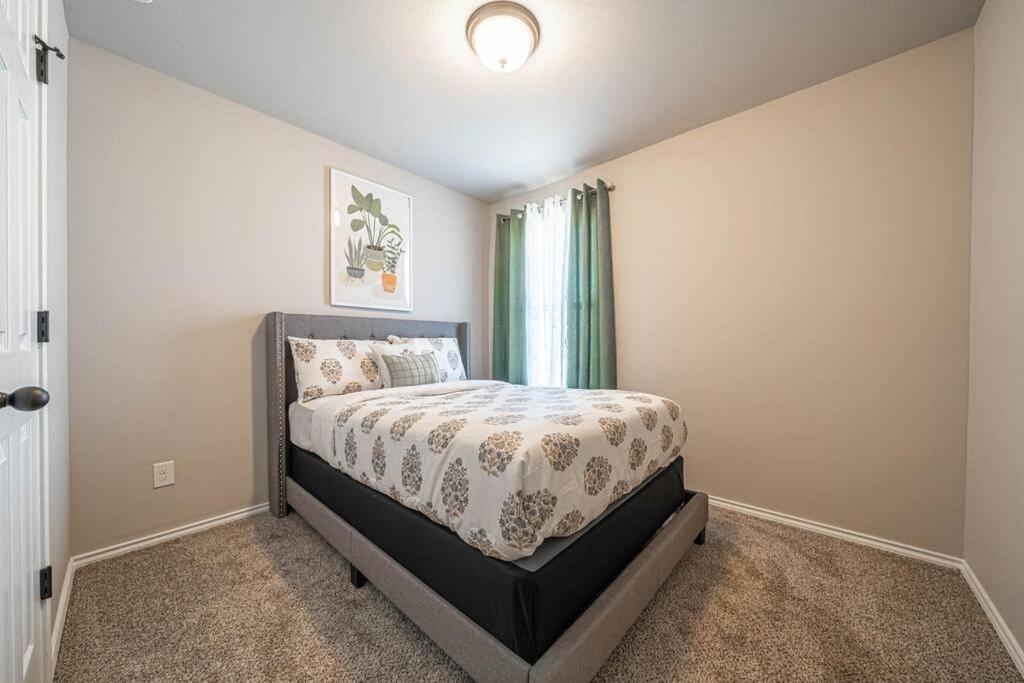 Gorgeous, Brand New 3 Bedrooms Home- Built 2024, Near Seaworld & Lackland Afb Сан Антонио Екстериор снимка