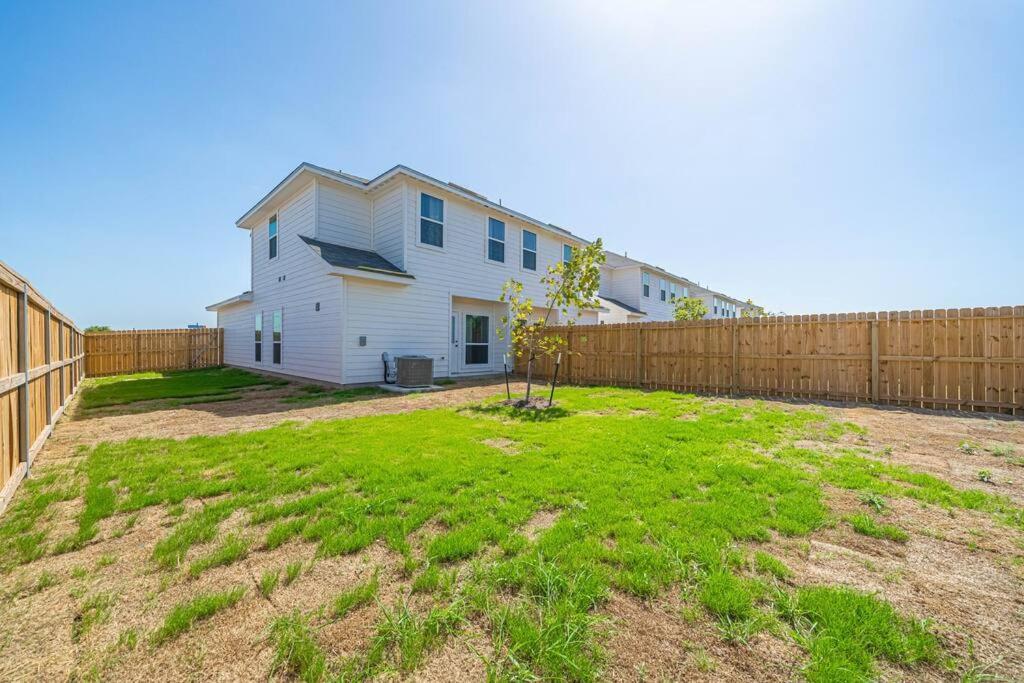 Gorgeous, Brand New 3 Bedrooms Home- Built 2024, Near Seaworld & Lackland Afb Сан Антонио Екстериор снимка