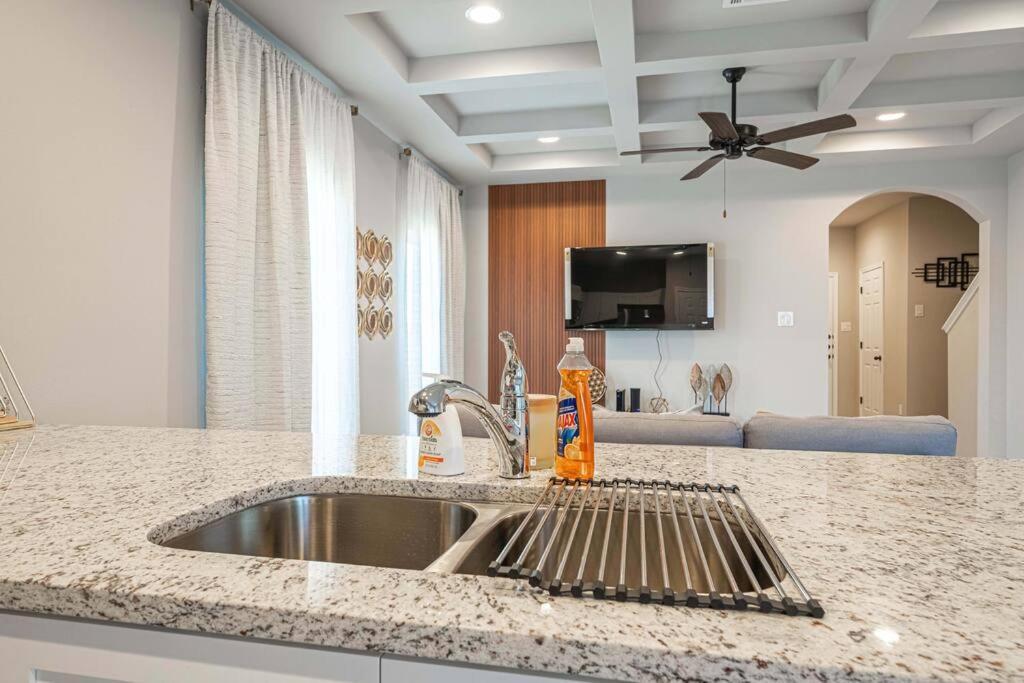 Gorgeous, Brand New 3 Bedrooms Home- Built 2024, Near Seaworld & Lackland Afb Сан Антонио Екстериор снимка