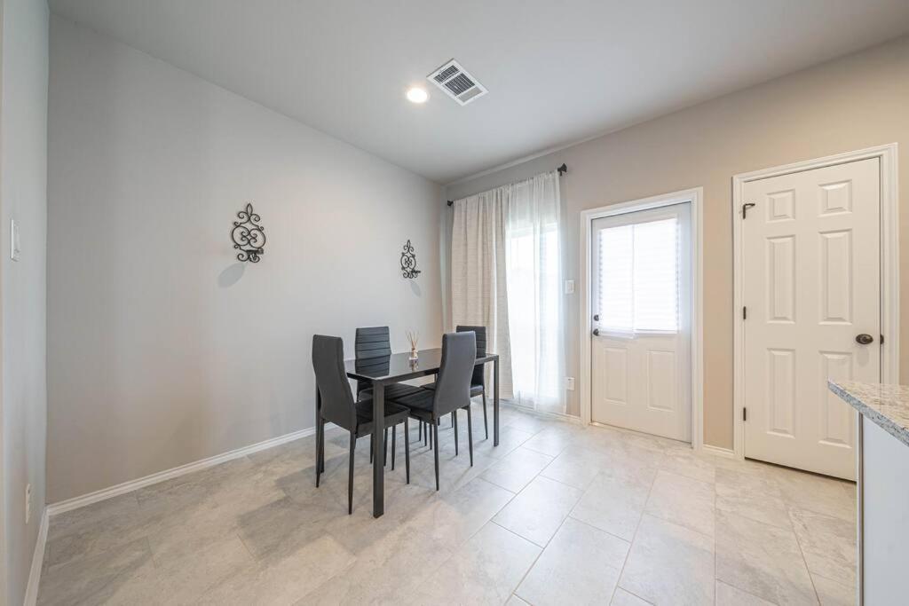 Gorgeous, Brand New 3 Bedrooms Home- Built 2024, Near Seaworld & Lackland Afb Сан Антонио Екстериор снимка