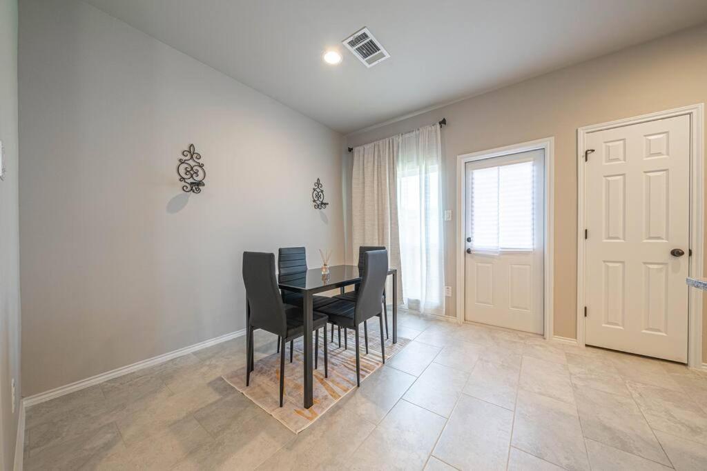 Gorgeous, Brand New 3 Bedrooms Home- Built 2024, Near Seaworld & Lackland Afb Сан Антонио Екстериор снимка