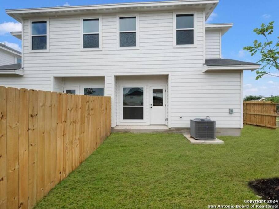Gorgeous, Brand New 3 Bedrooms Home- Built 2024, Near Seaworld & Lackland Afb Сан Антонио Екстериор снимка