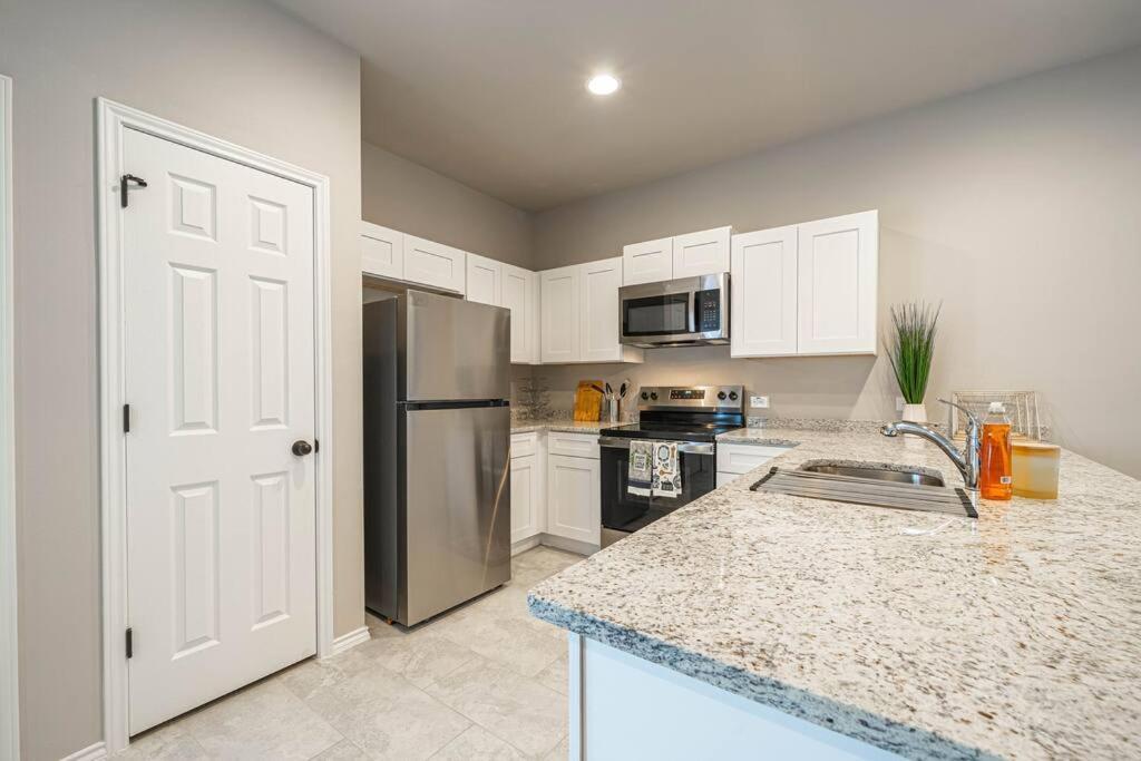 Gorgeous, Brand New 3 Bedrooms Home- Built 2024, Near Seaworld & Lackland Afb Сан Антонио Екстериор снимка